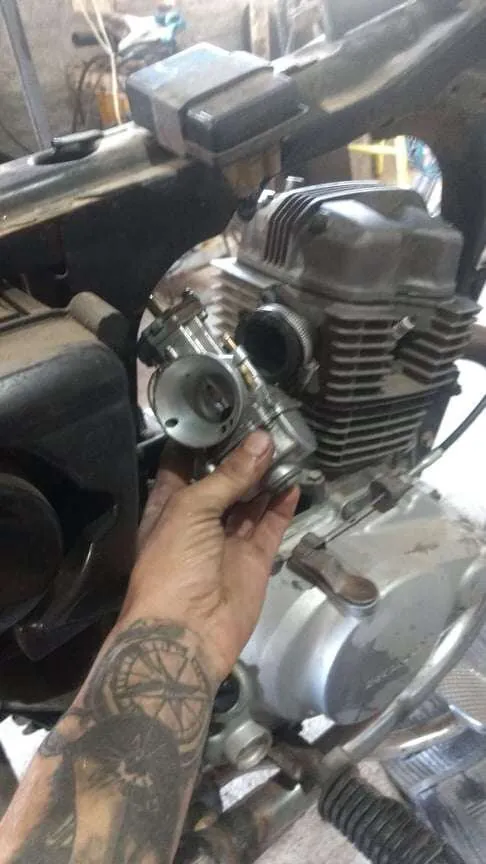 Instalação de carburador em motor de moto